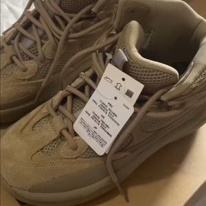 I’m selling a pair of yezzy desert boots